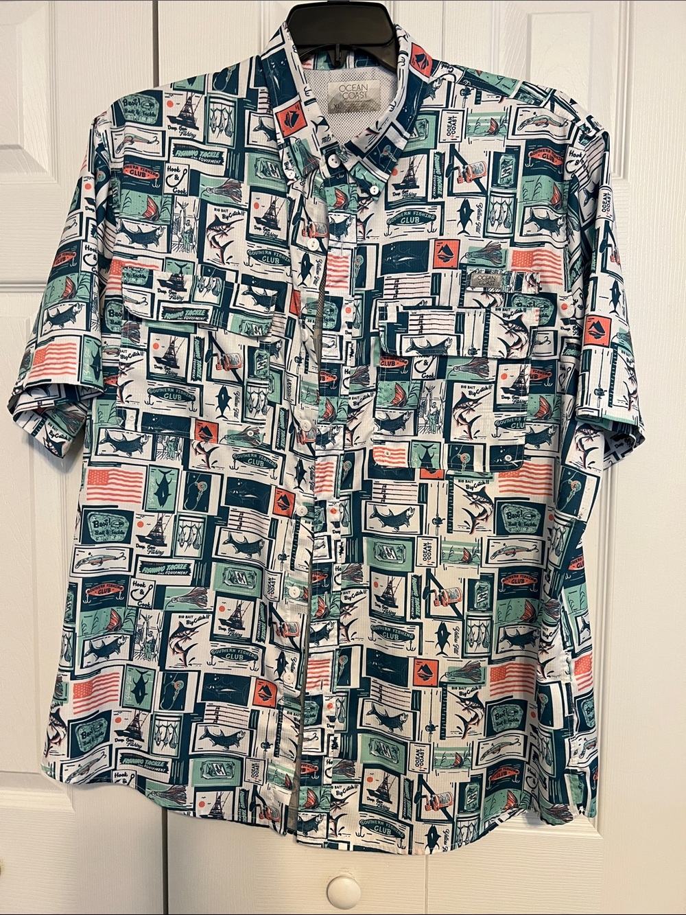 Ocean Blue Graphic Short-Sleeve Button-Up Fishing Shirt - White/Green/Blue